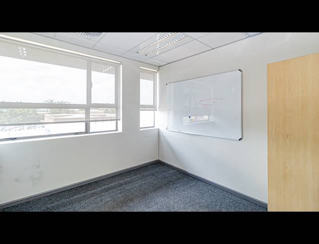 1,552M² OFFICE TO LET IN FERNDALE